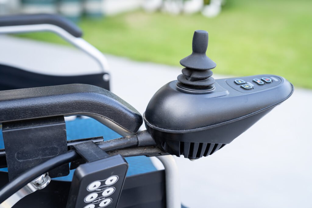joystick de control en silla de ruedas eléctrica
