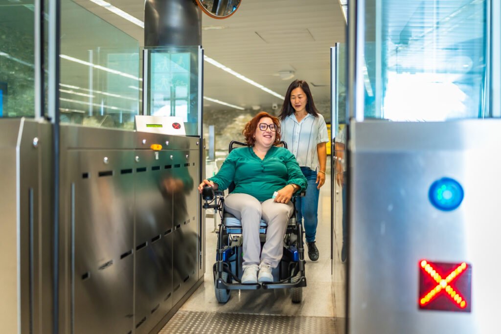 persona en silla de ruedas eléctrica en interior de edificio