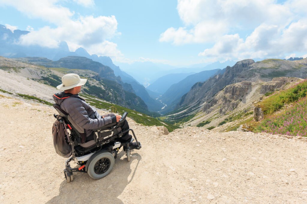 silla de ruedas eléctrica en terreno de montaña
