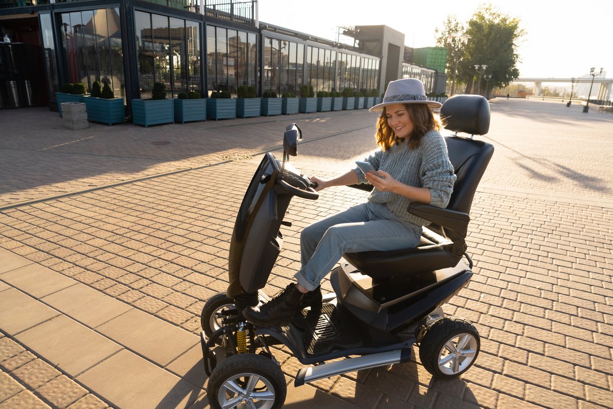 Persona ganando independencia gracias a un scooter eléctrico