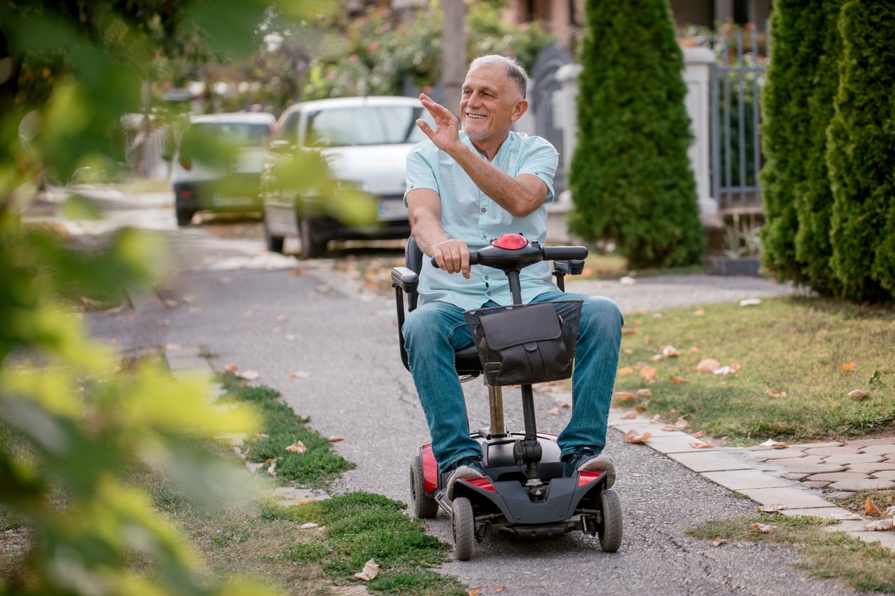 Persona usando un scooter eléctrico para movilidad reducida en exteriores