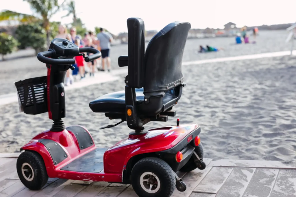Persona usando un scooter eléctrico compacto en ciudad