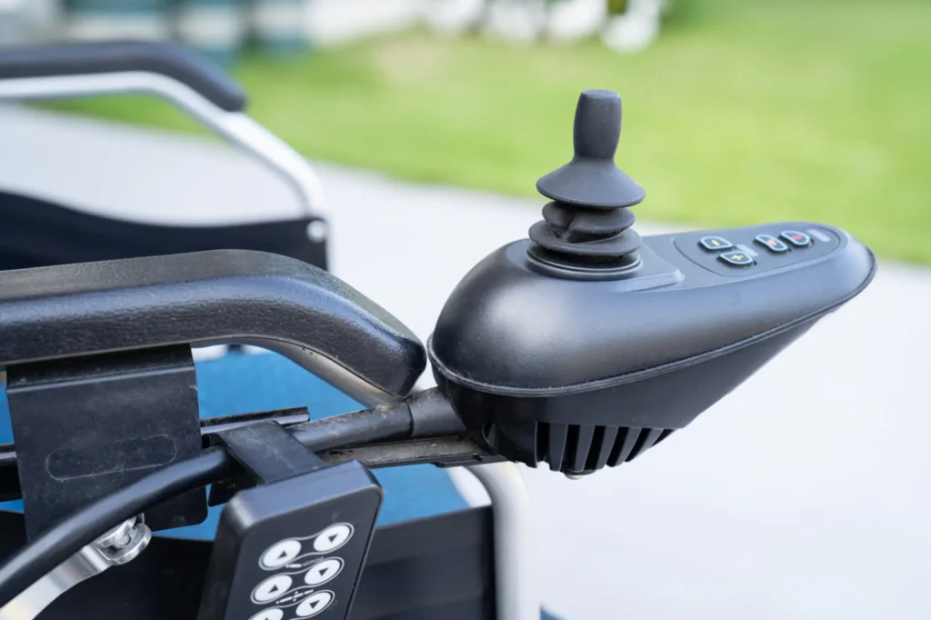 joystick de control en silla de ruedas eléctrica